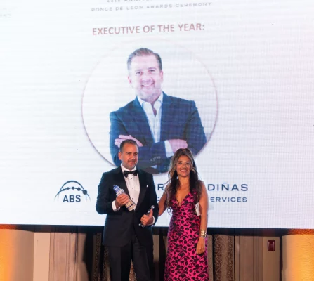 Monica Vázquez, President of the Spain-U.S. Chamber of Commerce, presents the Ponce de León Award to Alejandro Pardiñas, CEO of ABS.